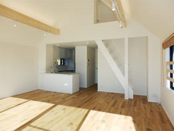 吹き抜け天井に木の梁で作ったオリジナル照明